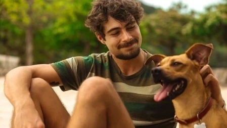 Rafael Vitti em cena com o cachorro protagonista no filme Caramelo (2025)