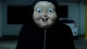 Assassino mascarado em A Morte Te Dá Parabéns (2017), filme de terror com looping temporal